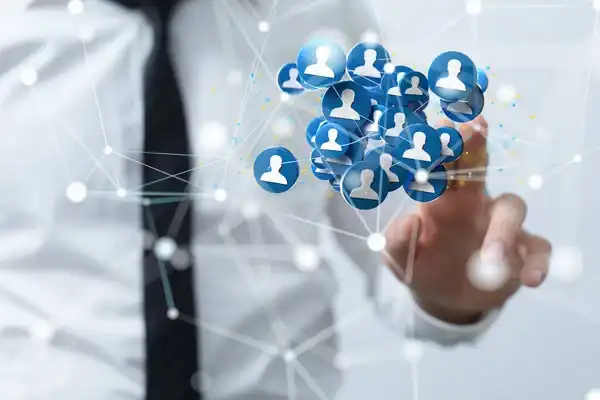 Hombre en traje interactuando con iconos digitales de usuarios conectados, representando el alcance y segmentación de audiencias en la gestión de redes sociales inmobiliario.