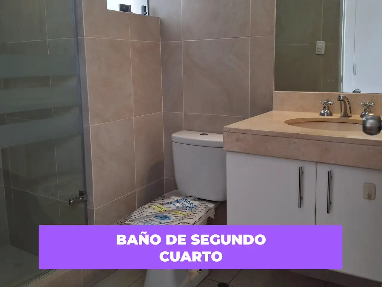 baño de segundo cuarto en el departamento en miraflores
