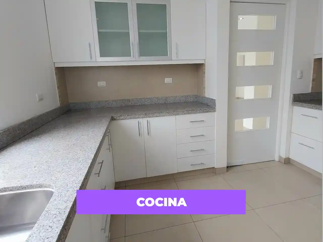 cocina grande en departamento en miraflores