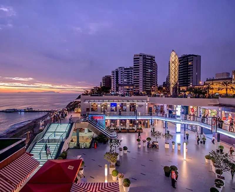 Miraflores larcomar de noche