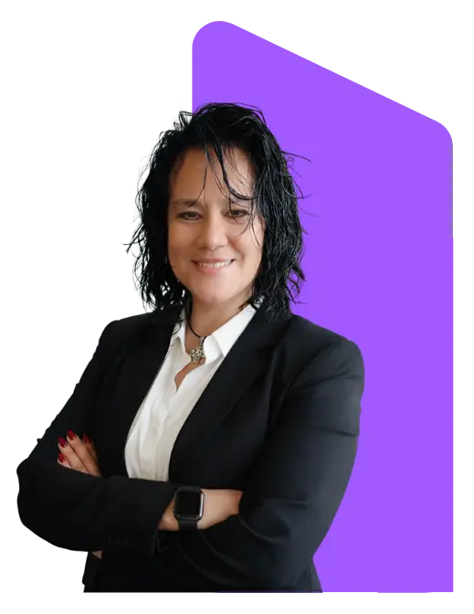 Se ve a una agente inmobiliaria con un fondo morado