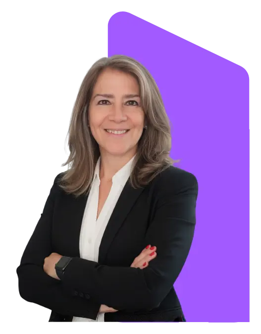 Una agente inmobiliaria vestida formal con fondo morado