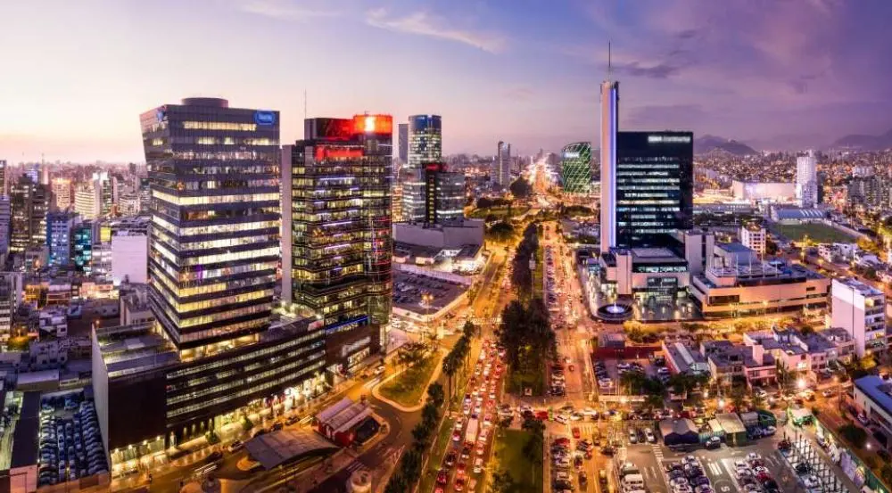 avenida con departamentos a los costados de noche